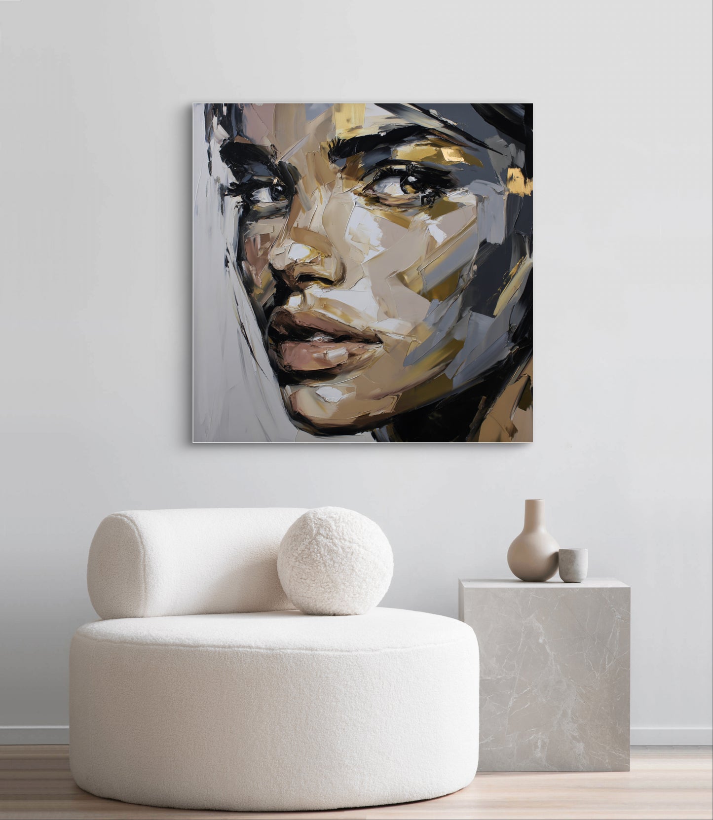 Kunstwerk Fragment van Haar boven beige fauteuil in modern interieur
