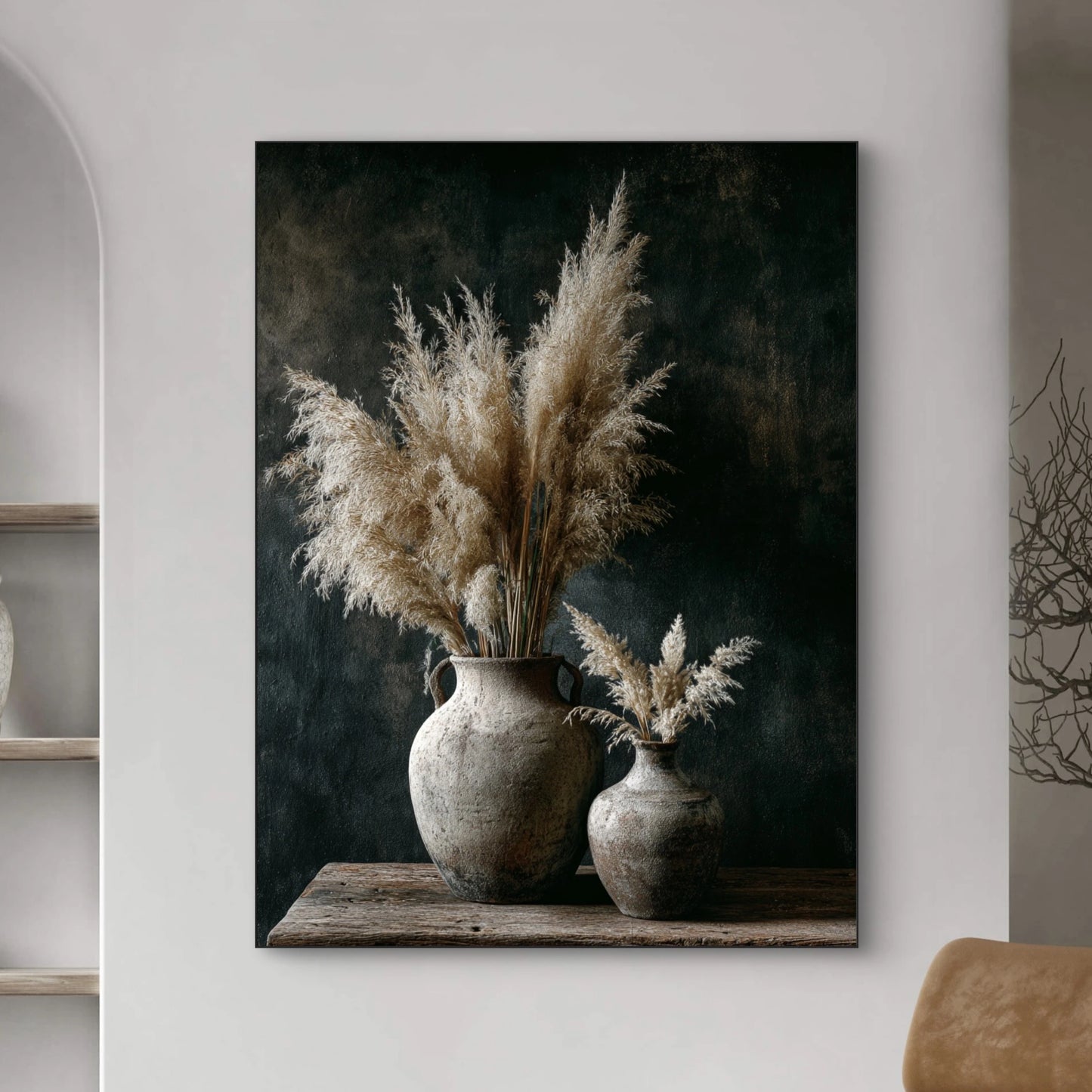 Detailopname van kunstwerk Gefluister van Steen met verweerde kruiken en pluimen 
