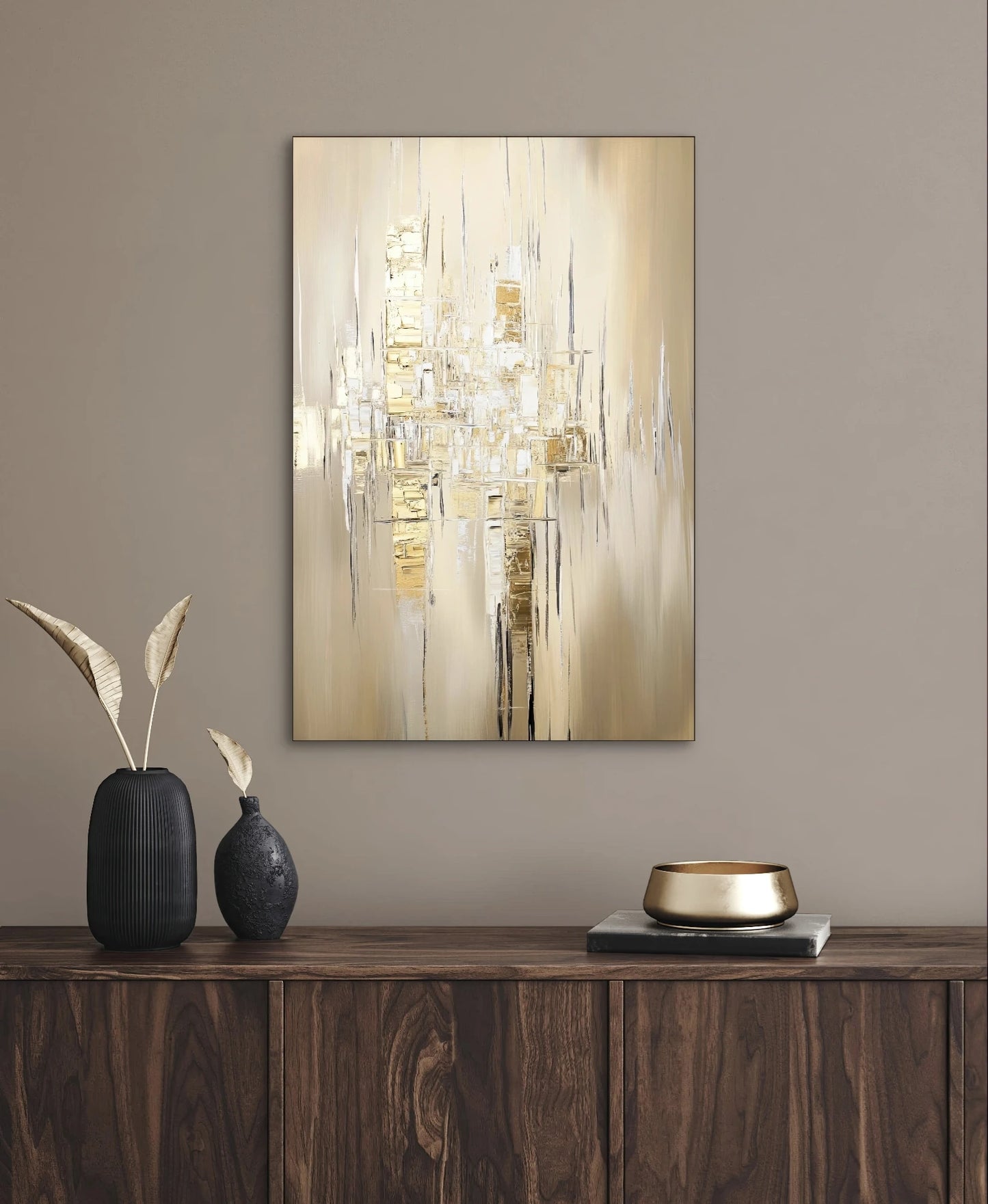 Luxe abstracte wanddecoratie in goud en beige met reflecterende vormen in sfeervol interieur
