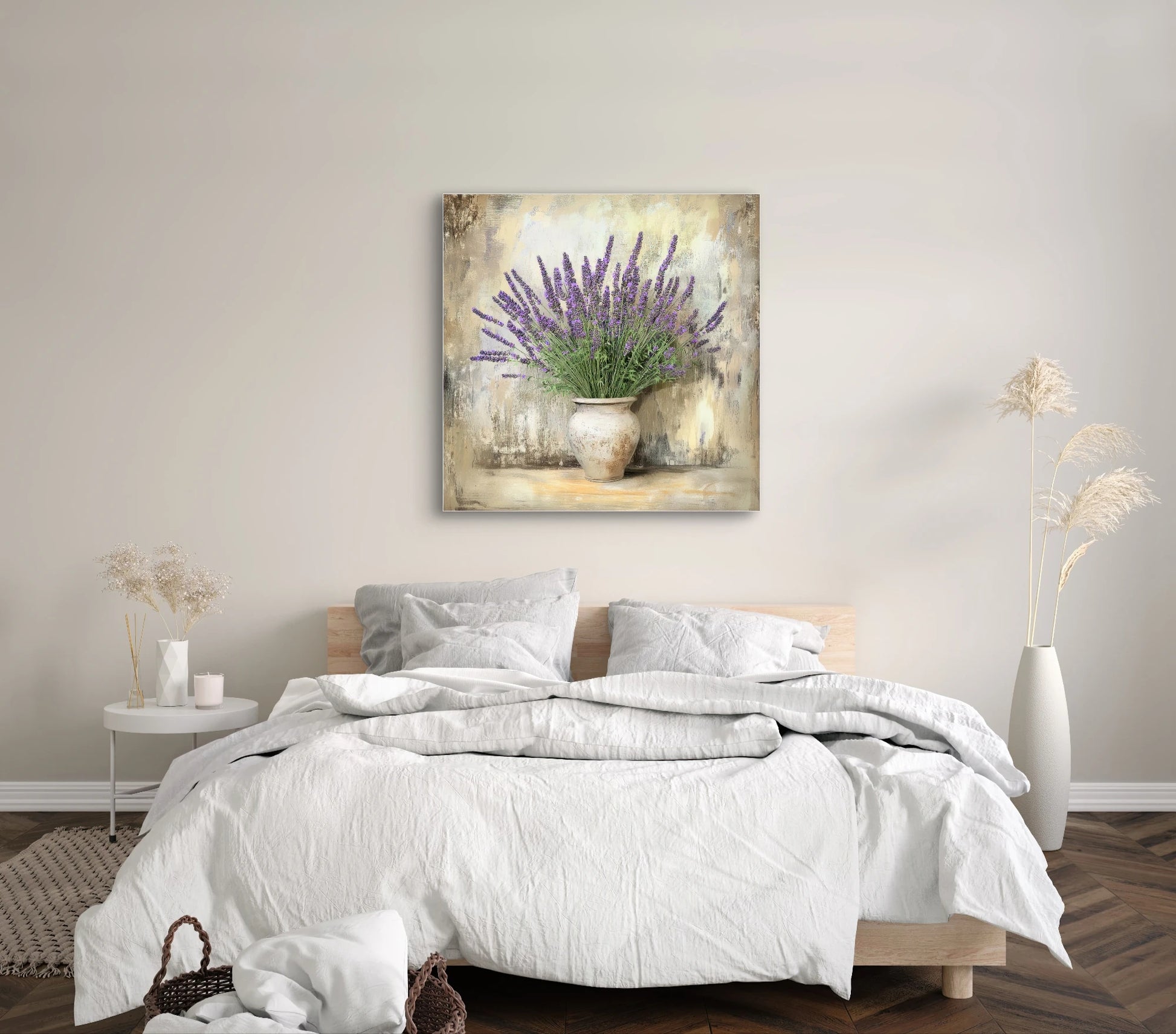 Textielkunstwerk Geheim van Lavendel boven een wit bed in rustige slaapkamer
