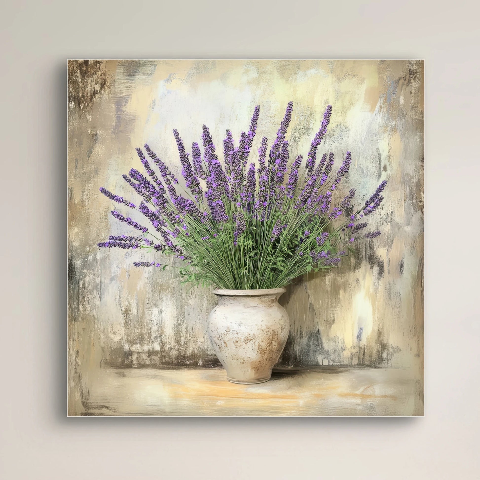 Detail van lavendelbloemen in aardewerken vaas tegen verweerde achtergrond
