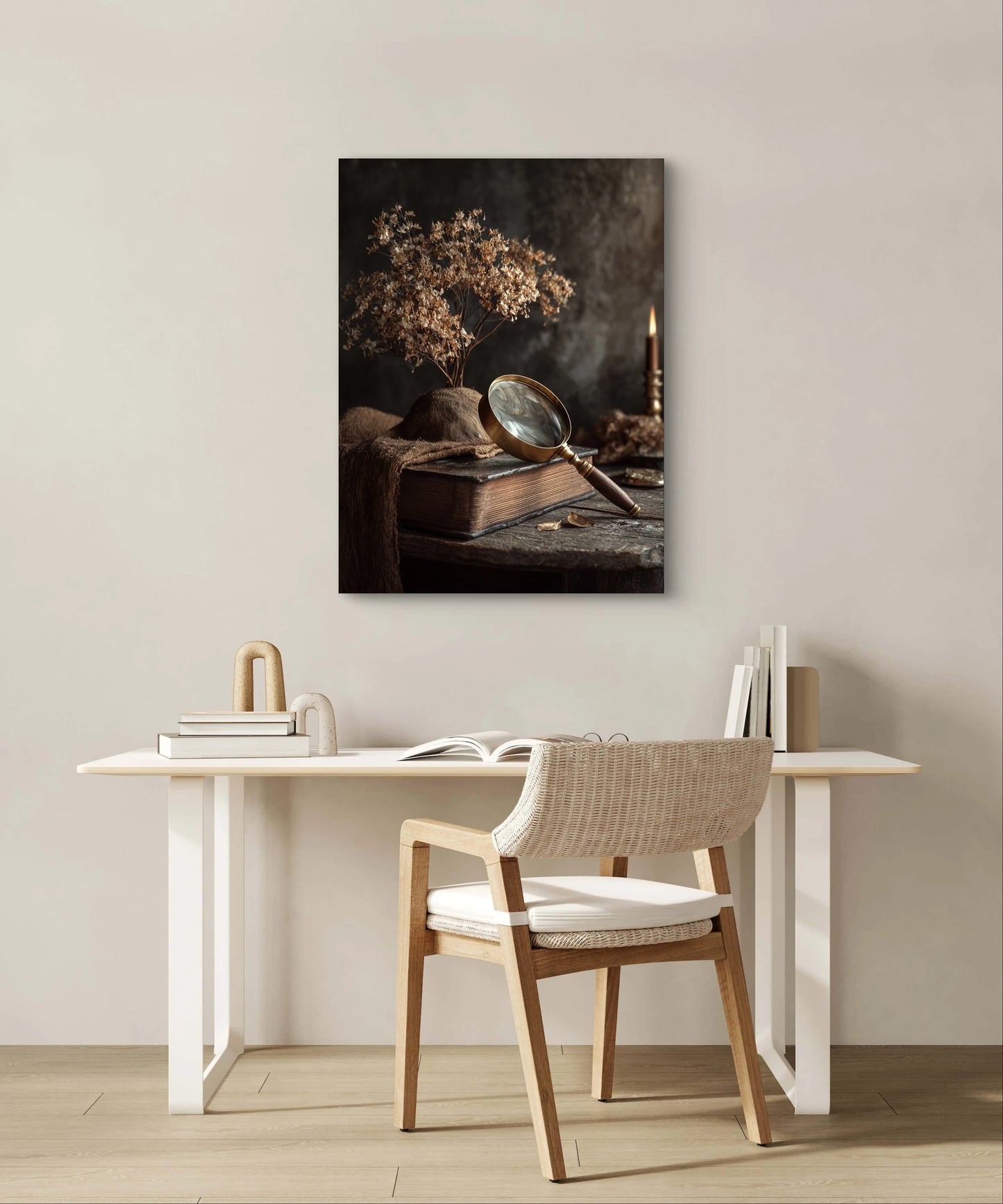 Mock-up van kunstwerk Geheugen van Papier aan de muur boven minimalistisch bureau met houten stoel 
