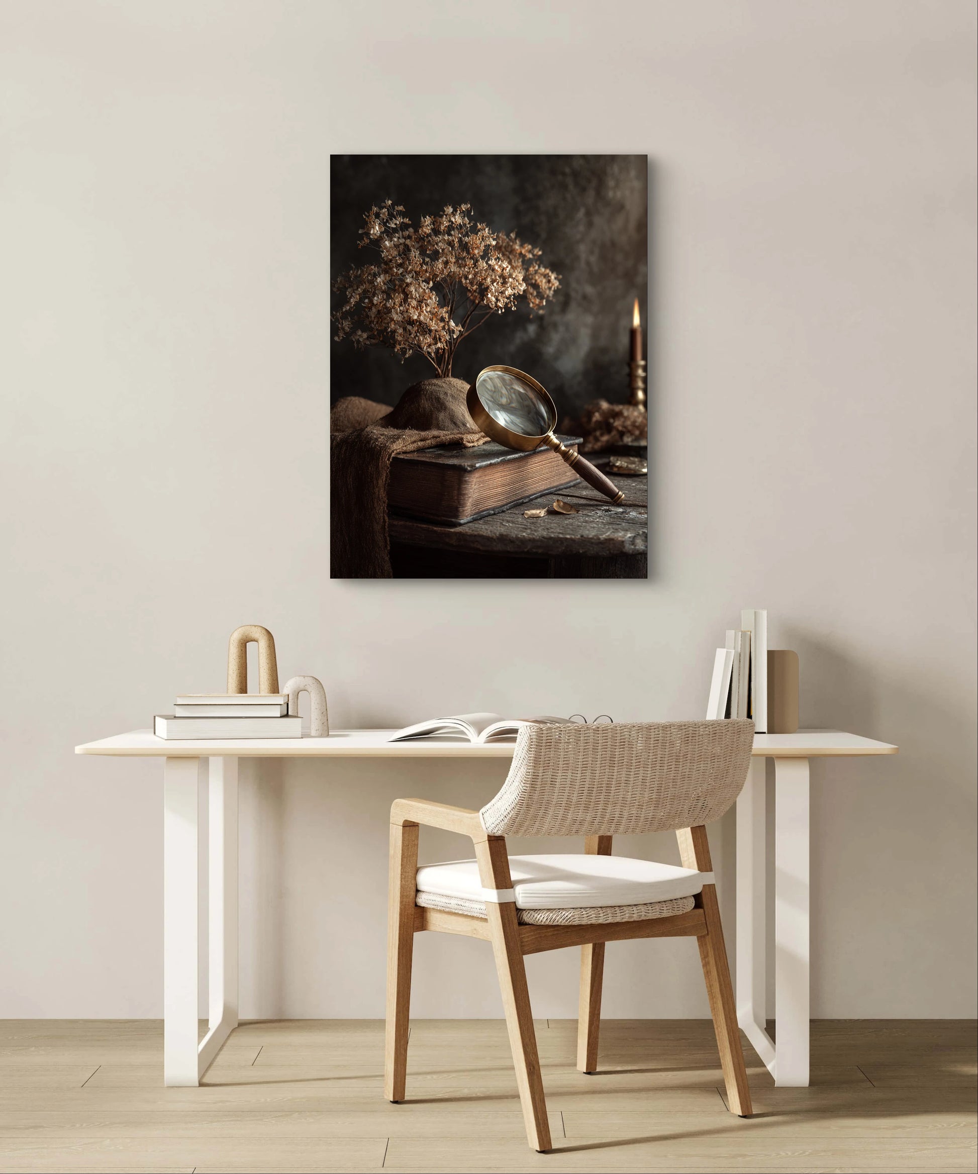 Mock-up van kunstwerk Geheugen van Papier aan de muur boven minimalistisch bureau met houten stoel 
