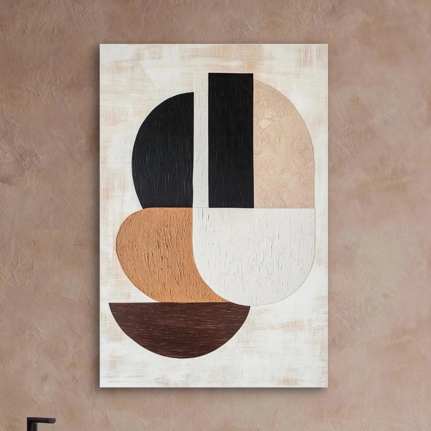 Detail van abstracte kunst met gebogen vormen en warme aardetinten op textiel
