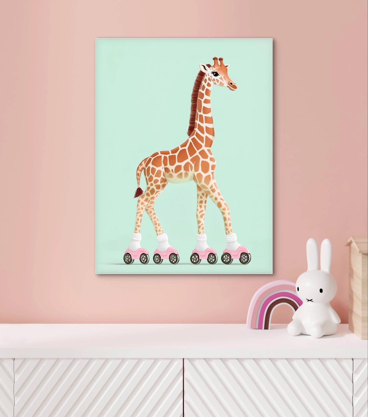 Mock-up van kinderkamer met kunstwerk van een giraf op rolschaatsen tegen een mintgroene achtergrond, boven een wit dressoir in roze omgeving.
