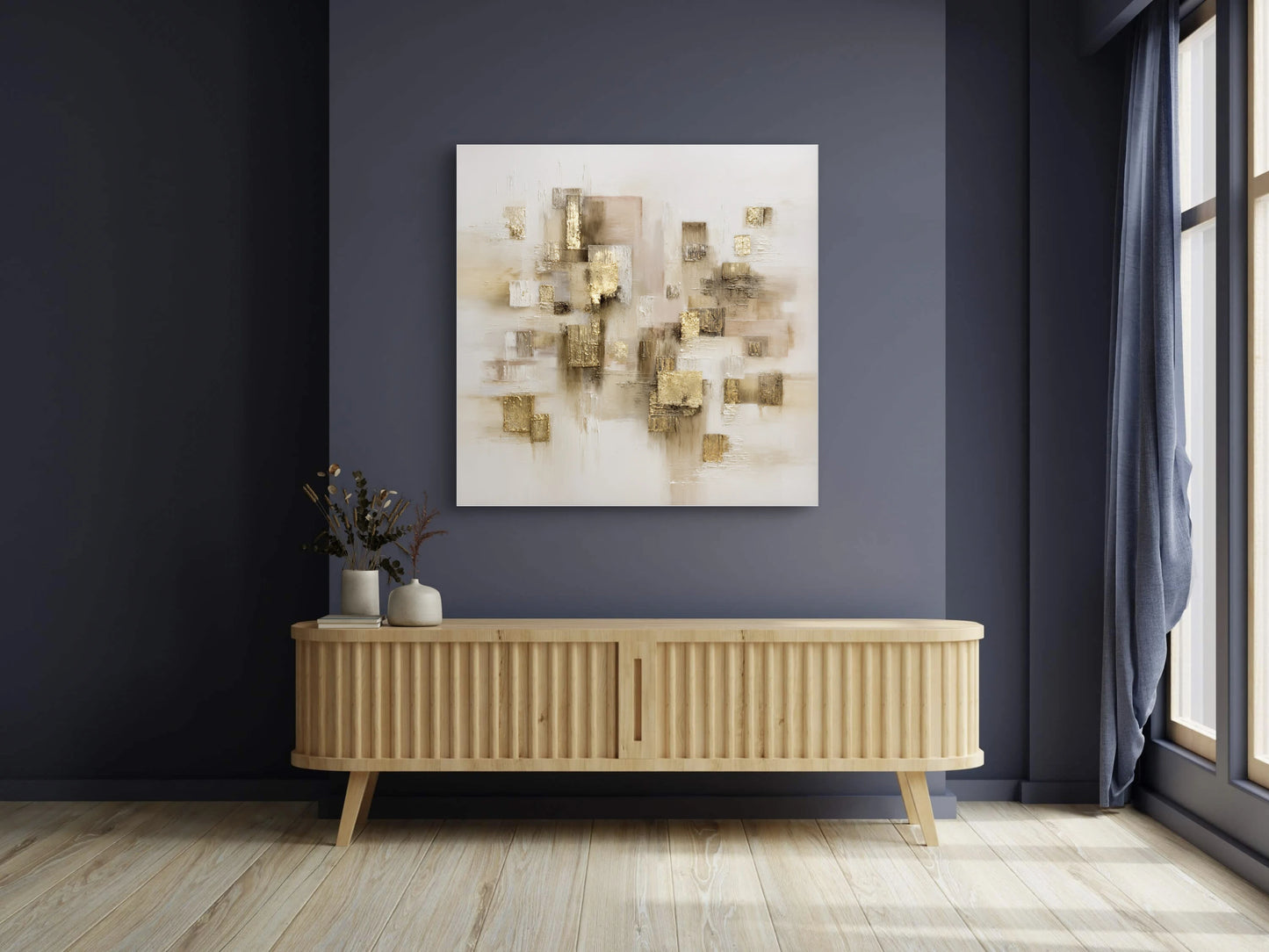 Abstract schilderij met gouden accenten boven houten dressoir in modern interieur met donkerblauwe muur
