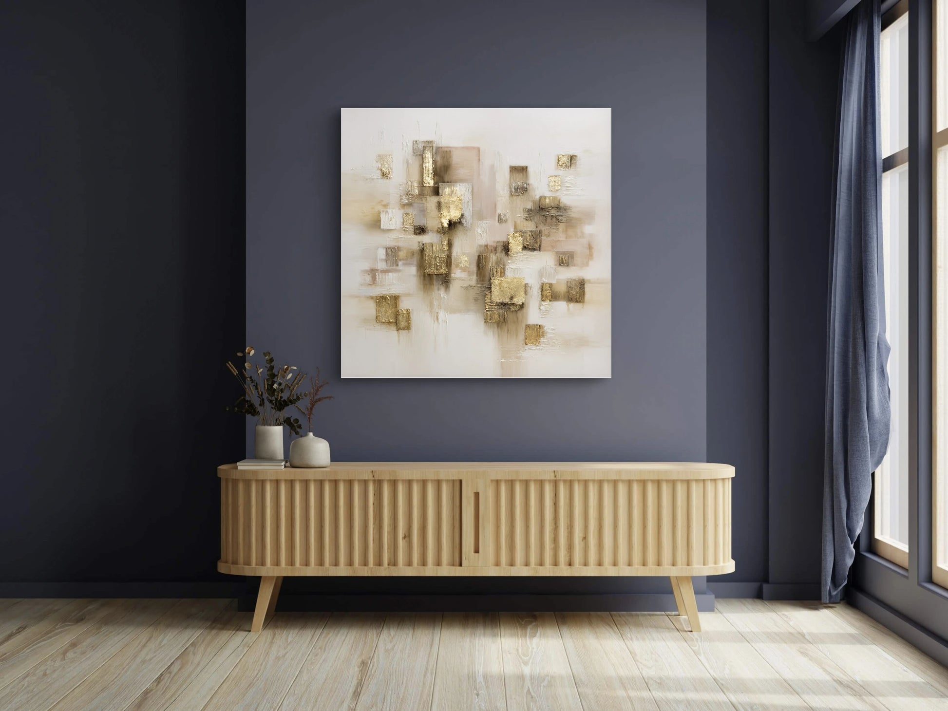 Abstract schilderij met gouden accenten boven houten dressoir in modern interieur met donkerblauwe muur
