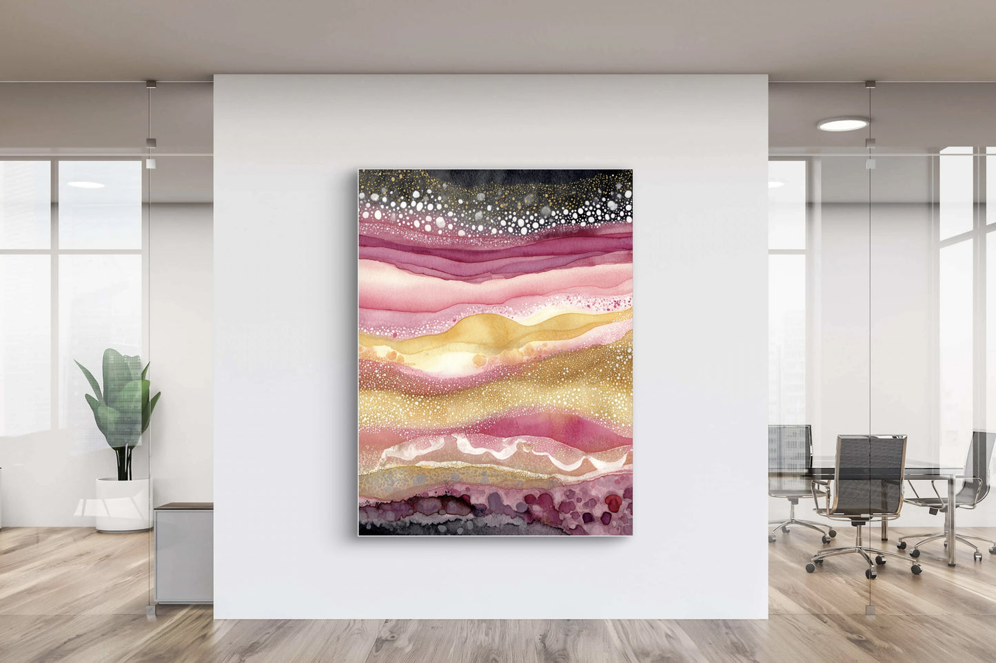 Abstract kunstwerk in roze, goud en paars tinten aan witte muur in moderne kantoorruimte
