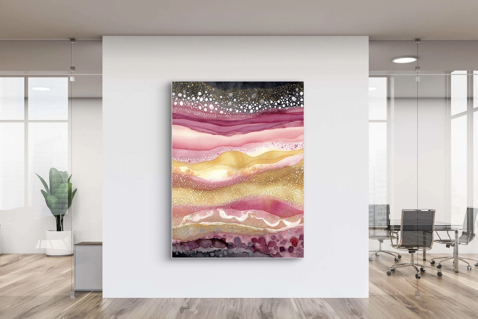 Abstract kunstwerk in roze, goud en paars tinten aan witte muur in moderne kantoorruimte

