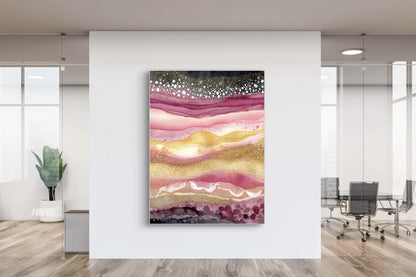 Abstract kunstwerk in roze, goud en paars tinten aan witte muur in moderne kantoorruimte
