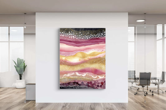 Abstract kunstwerk in roze, goud en paars tinten aan witte muur in moderne kantoorruimte
