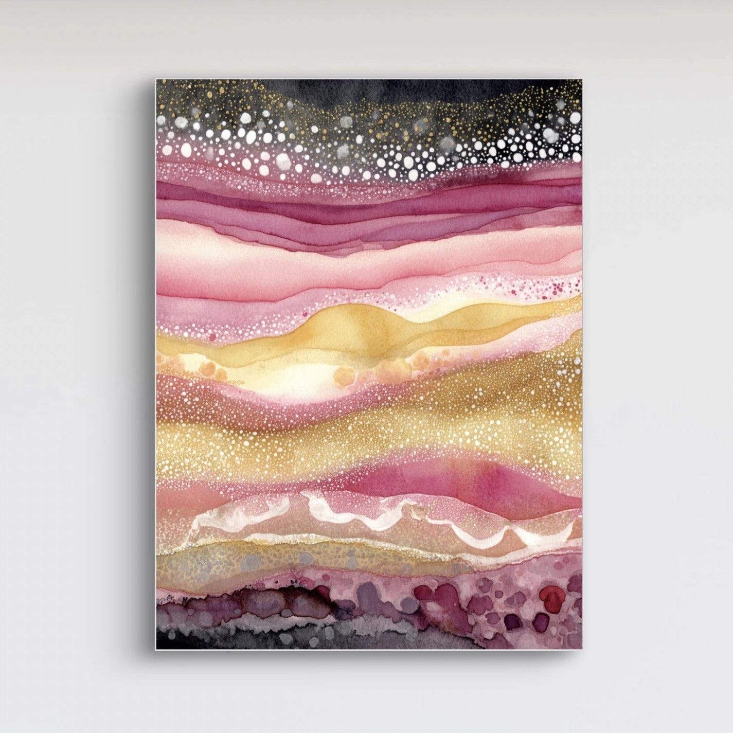 Detail van penseelstreken in roze, goud en paars met glanzende textuur en vloeiende lagen
