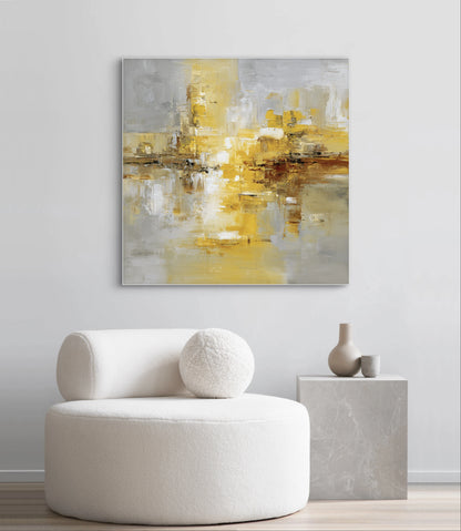 Abstract kunstwerk in goud, grijs en wit tonen boven witte stoel in modern interieur
