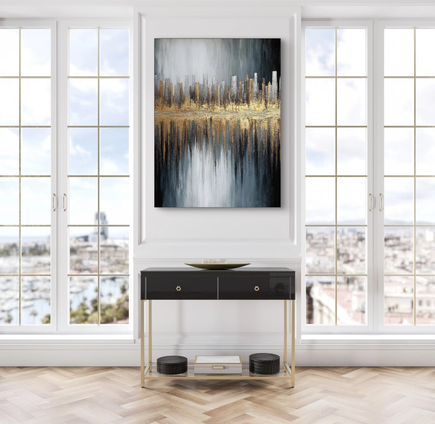 Abstract kunstwerk in goud, grijs en zwart tonen boven console met ramen op de achtergrond
