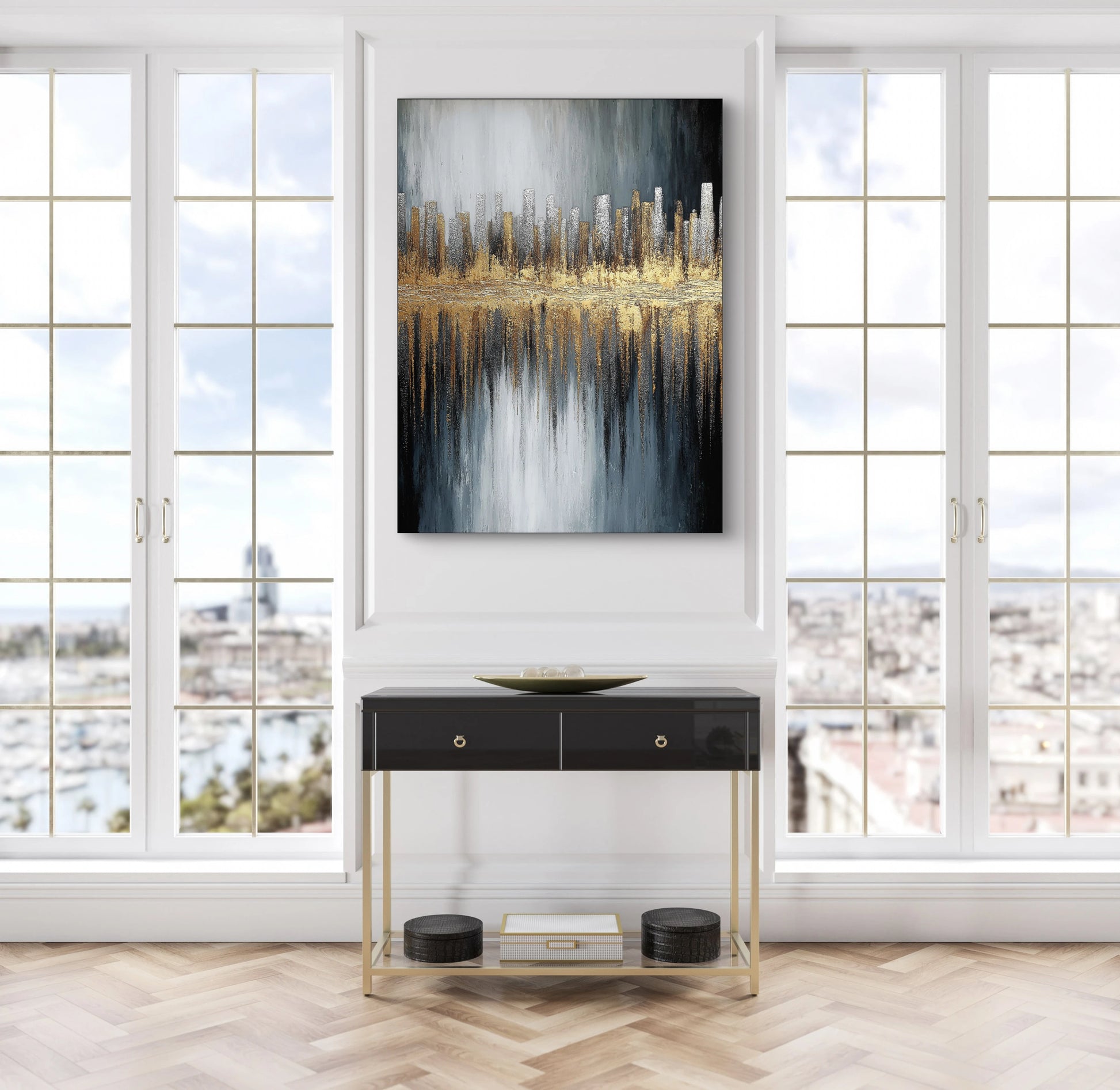 Abstract kunstwerk in goud, grijs en zwart tonen boven console met ramen op de achtergrond
