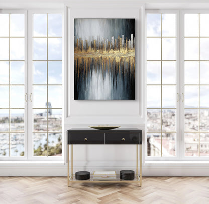 Abstract kunstwerk in goud, grijs en zwart tonen boven console met ramen op de achtergrond
