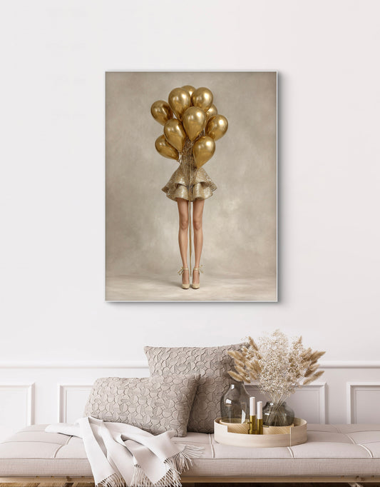 Kunstwerk Golden Air boven bank met beige kussens en droogbloemen in stijlvol interieur
