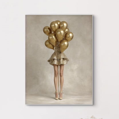 Detail van Golden Air met vrouw en gouden ballonnen in zachte beige tinten
