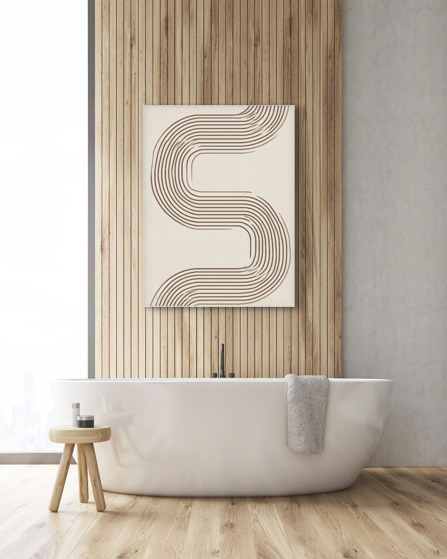 Textielkunstwerk met golvende lijnvorm in bruin op crèmekleurige achtergrond, hangend boven een vrijstaand bad met houten wand
