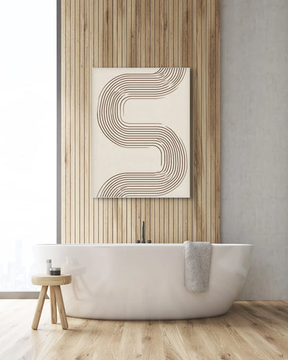Textielkunstwerk met golvende lijnvorm in bruin op crèmekleurige achtergrond, hangend boven een vrijstaand bad met houten wand
