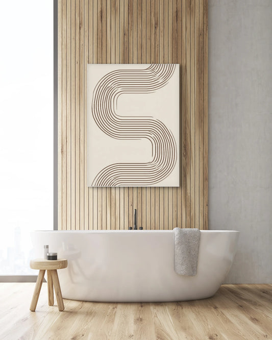 Textielkunstwerk met golvende lijnvorm in bruin op crèmekleurige achtergrond, hangend boven een vrijstaand bad met houten wand
