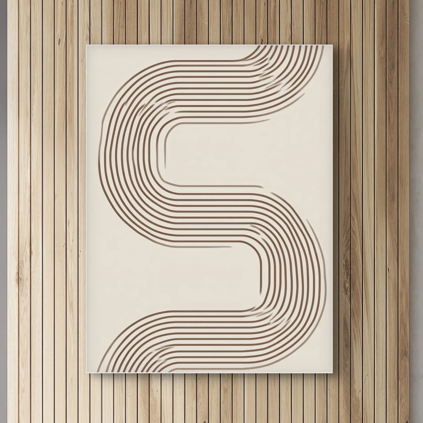 Detail van abstract kunstwerk met ritmisch gebogen bruine lijnen op licht canvas
