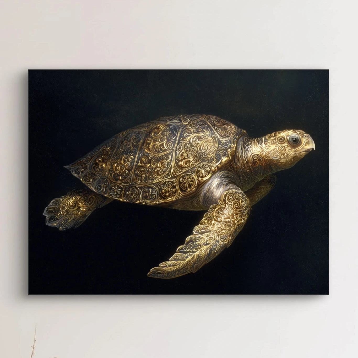 Detailopname van Gouddrager met schildpad en gouden patronen tegen donkere achtergrond  
