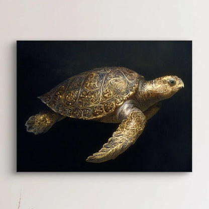 Detailopname van Gouddrager met schildpad en gouden patronen tegen donkere achtergrond  
