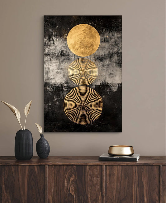 Abstracte wanddecoratie met gouden cirkels op zwarte en grijze achtergrond in luxe interieur
