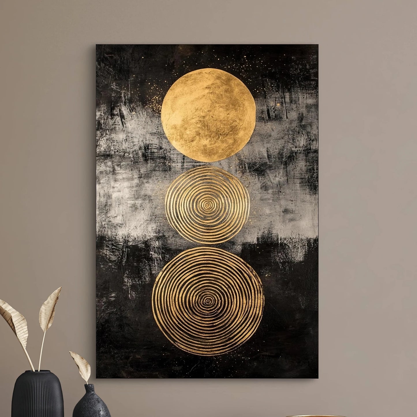 Detail van kosmisch kunstwerk met goudfolie en concentrische lijnen in elegante compositie
