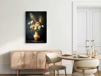 Textielkunstwerk Gouden Moment boven houten dressoir in elegante eetkamer
