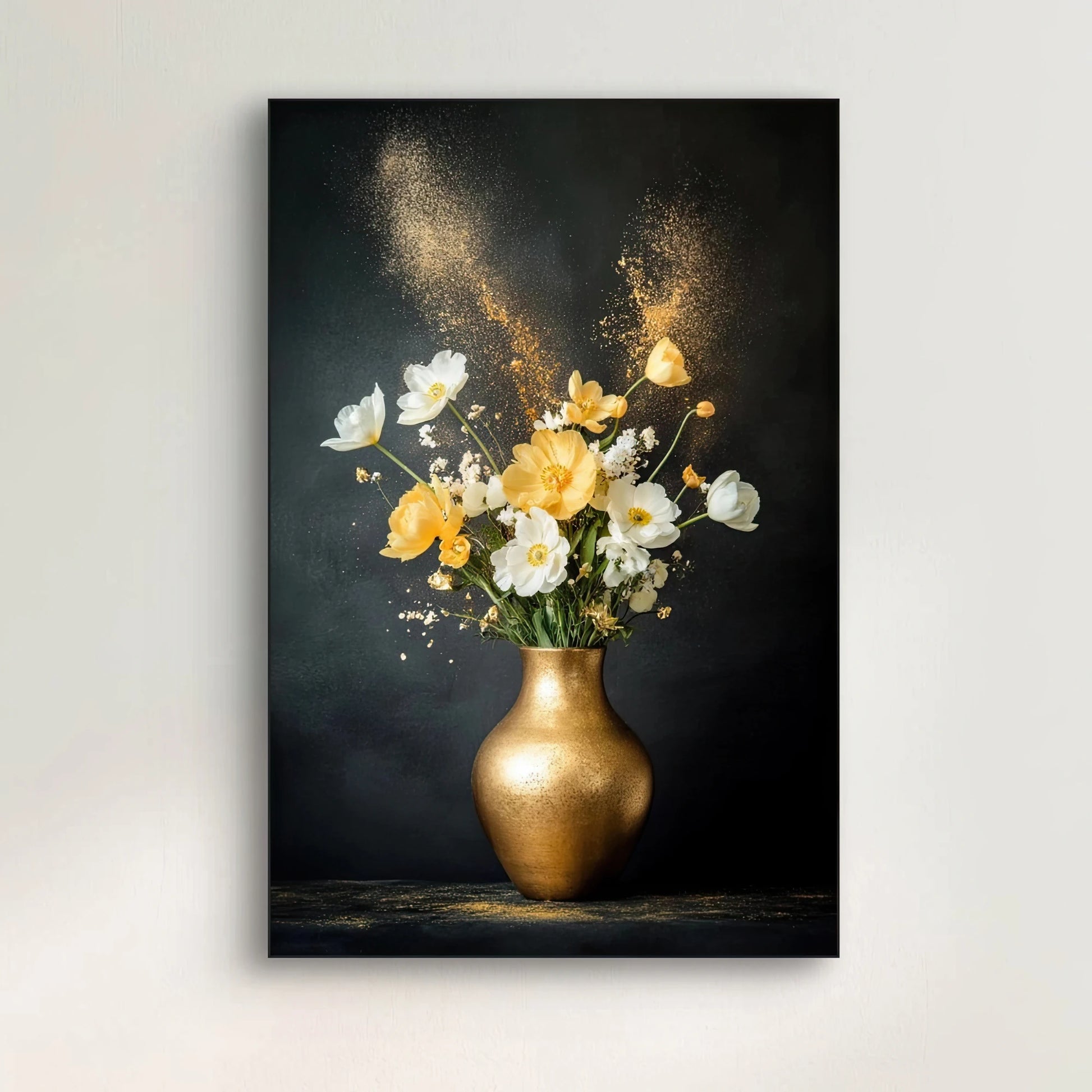 Detail van gouden vaas met witte en gele bloemen en zwevend goudstof
