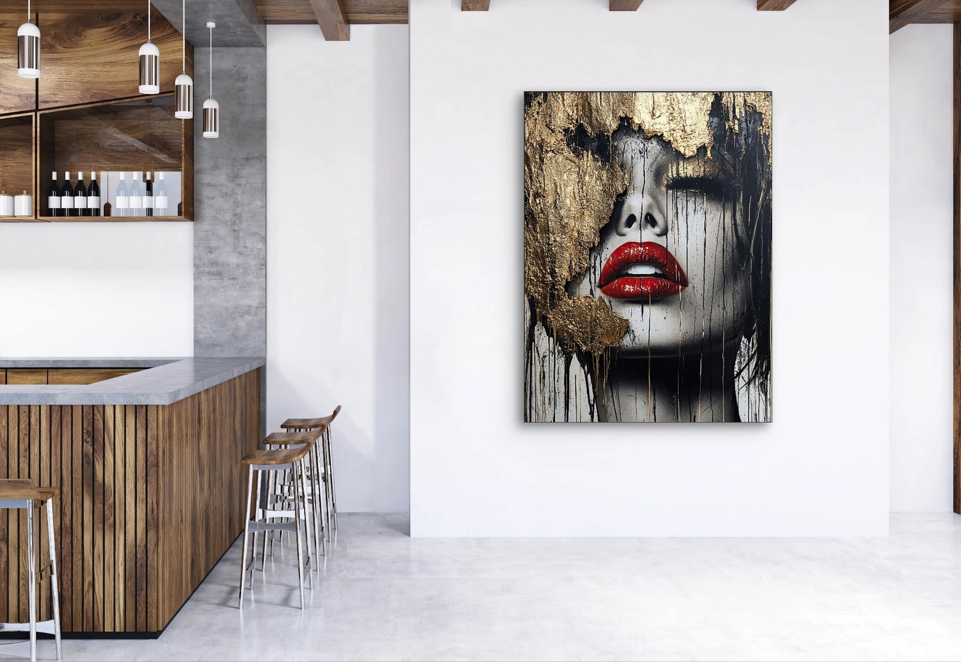 Textielkunstwerk Goud en Stilte boven betonnen barwand in moderne ruimte met houten accenten  
