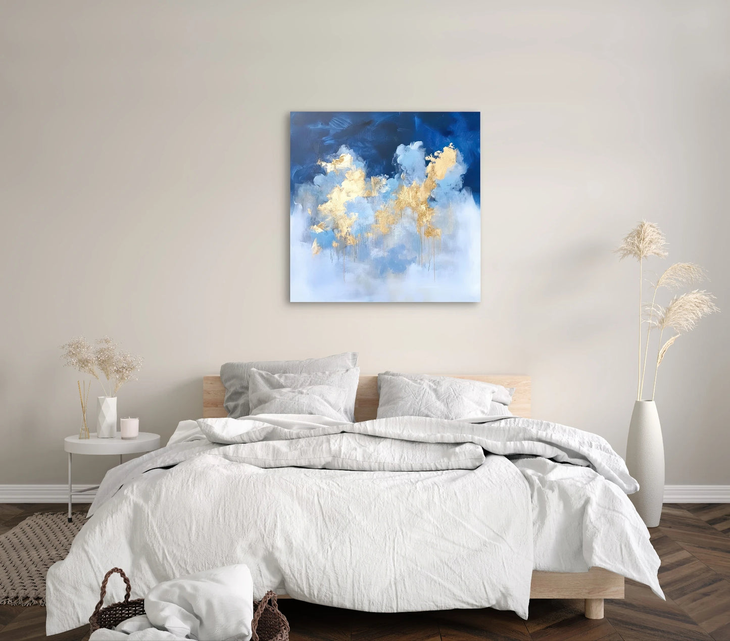 Abstracte wanddecoratie met gouden accenten op blauw en wit in een zachte, moderne slaapkamer
