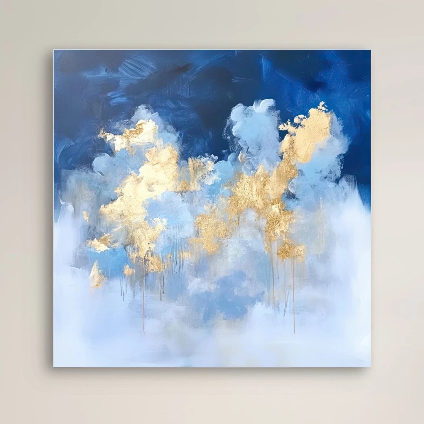 Detail van kunstwerk met wolkenstructuur in wit en blauw met verfijnde goudfolie
