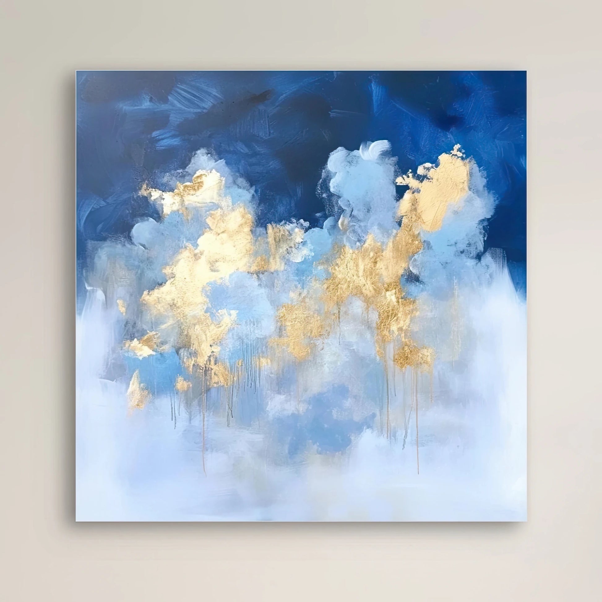 Detail van kunstwerk met wolkenstructuur in wit en blauw met verfijnde goudfolie
