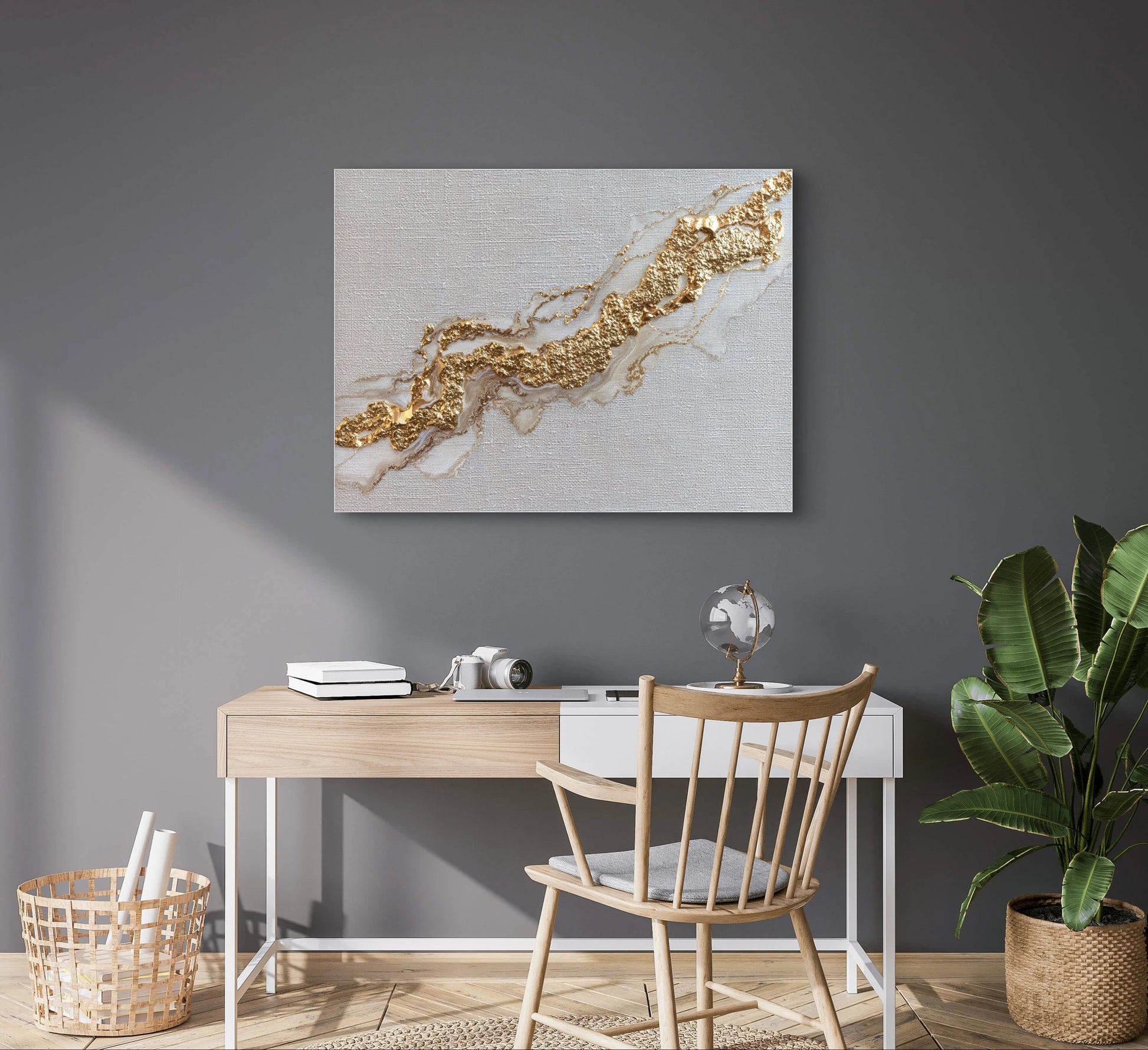 Kunstwerk Gouden Ader boven een houten bureau met grijze muur en plant ernaast.
