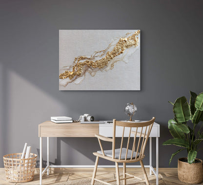 Kunstwerk Gouden Ader boven een houten bureau met grijze muur en plant ernaast.
