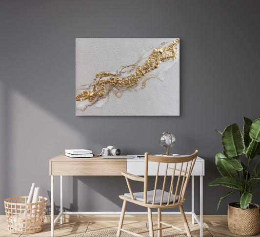 Kunstwerk Gouden Ader boven een houten bureau met grijze muur en plant ernaast.
