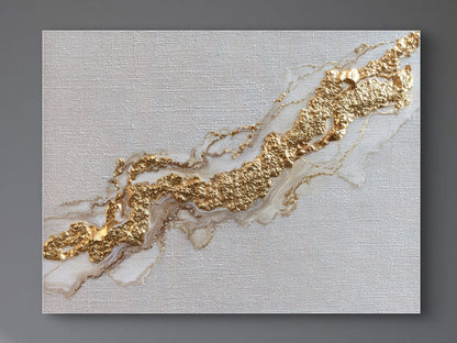 Detail van Gouden Ader met glinsterende gouden structuur op een lichte ondergrond.
