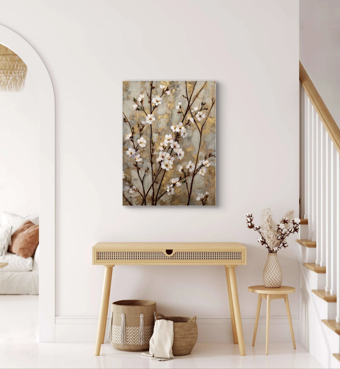 Mock-up van kunstwerk Gouden Bloei aan de muur in lichte hal met houten meubels
