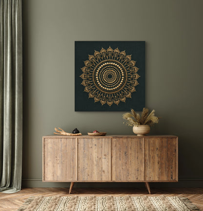 Kunstwerk Gouden Resonantie boven een houten dressoir in een kamer met olijfgroene muren en warme accenten.
