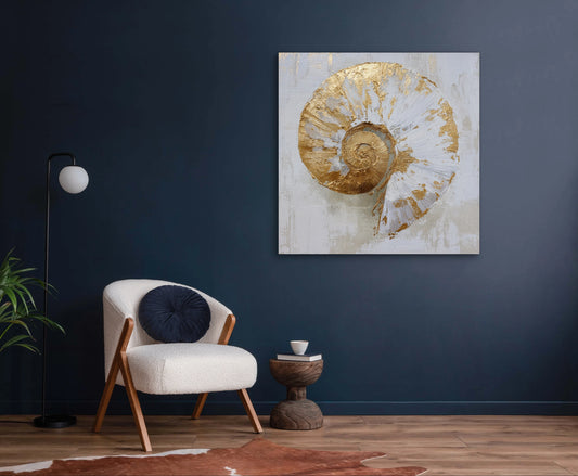 Kunstwerk Gouden Spiraal aan een donkerblauwe muur boven een witte fauteuil in een modern interieur.
