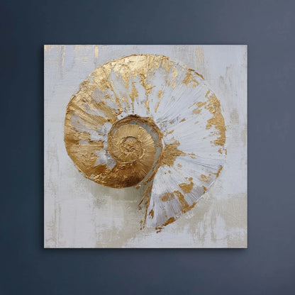 Detail van het kunstwerk Gouden Spiraal met bladgoudaccenten en witte textuur in schelpvorm.
