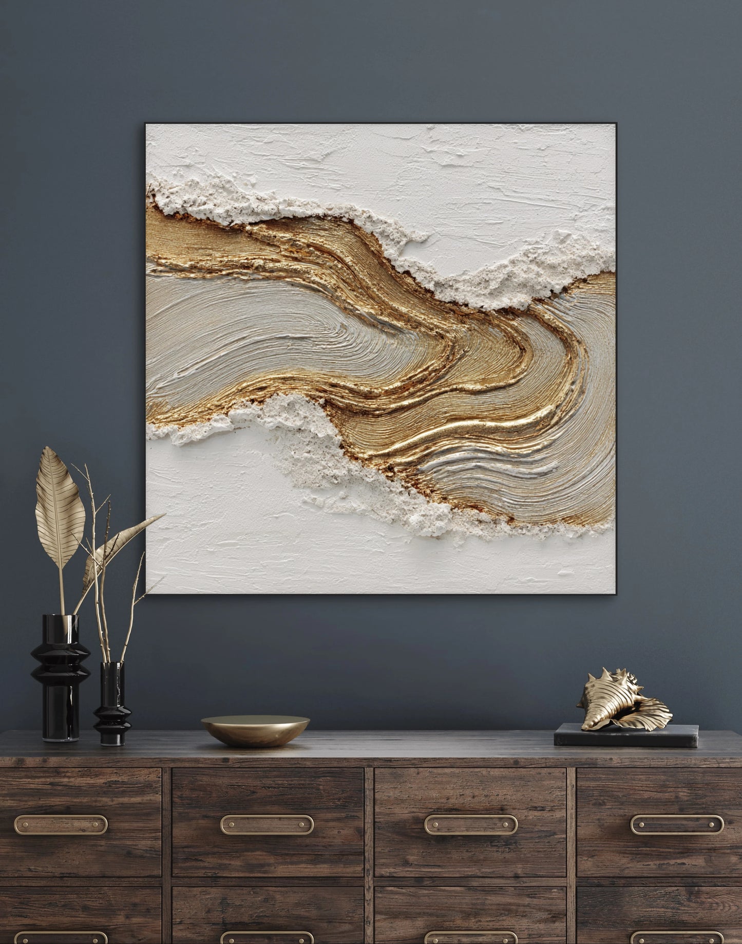 Kunstwerk Gouden Stroming boven een donkere houten kast met goudaccenten in een modern interieur.
