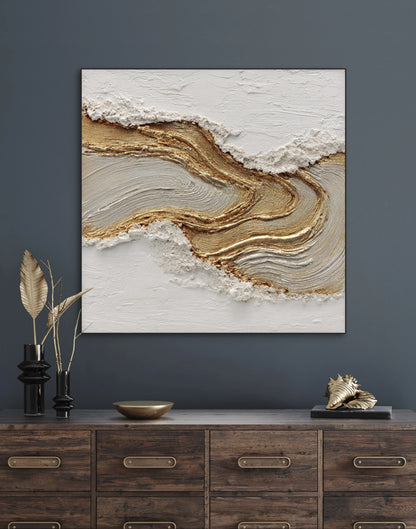 Kunstwerk Gouden Stroming boven een donkere houten kast met goudaccenten in een modern interieur.
