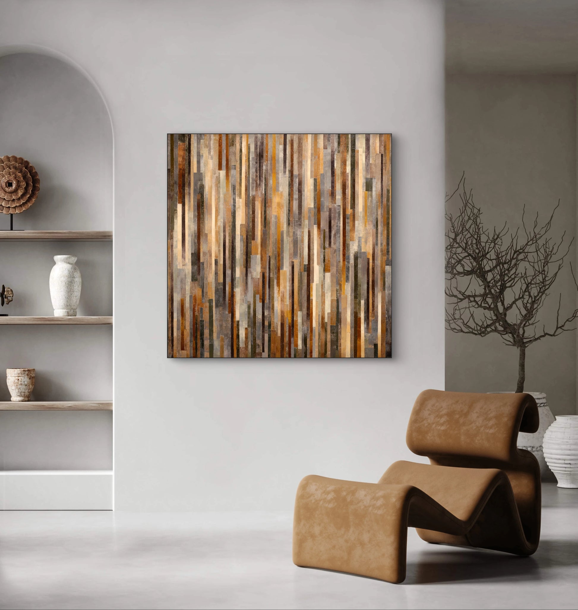 Abstract kunstwerk Gouden Structuur in bruine en gouden tinten boven een moderne stoel in minimalistisch interieur
