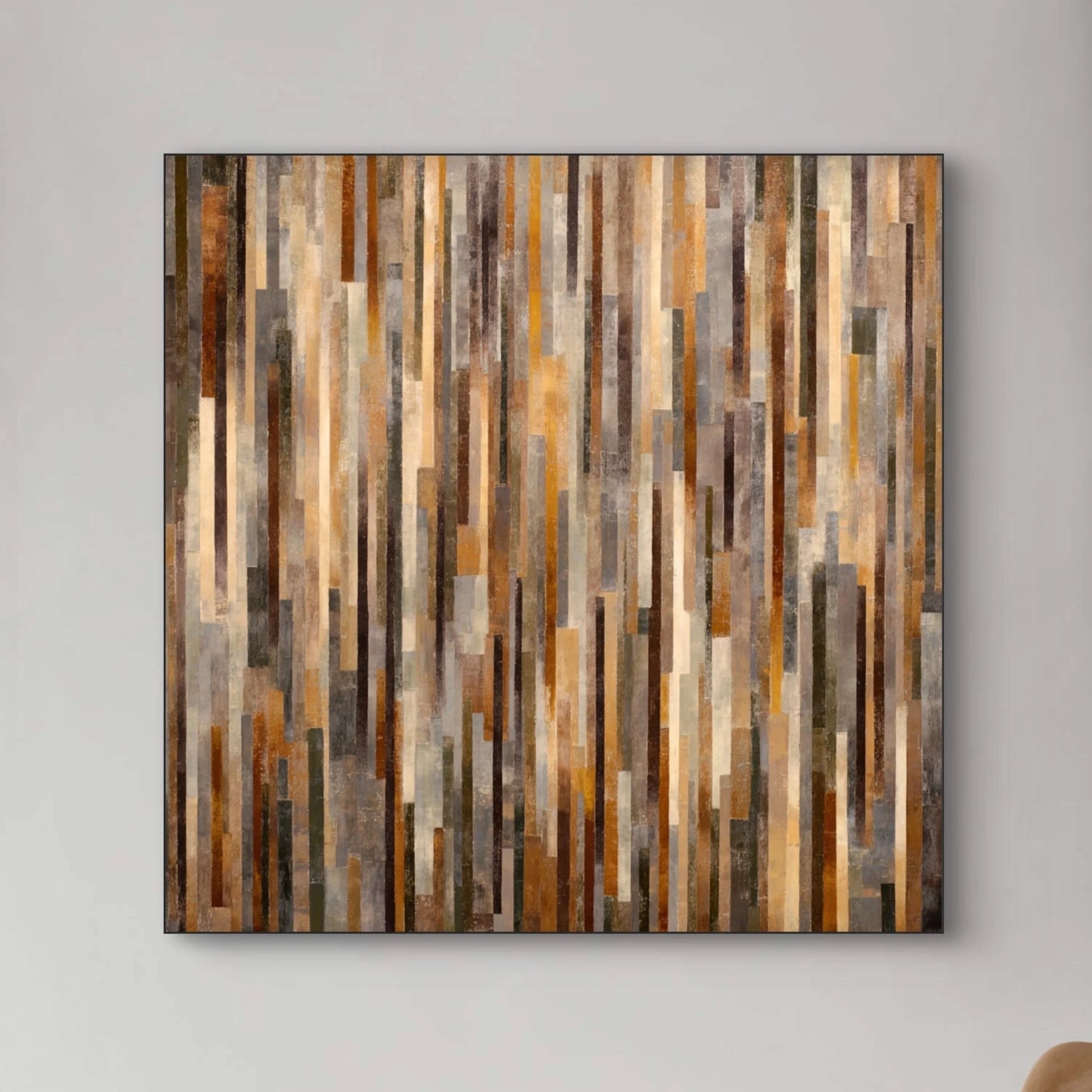 Detail van het abstracte kunstwerk Gouden Structuur met verticale lijnen in koper- en goudkleuren
