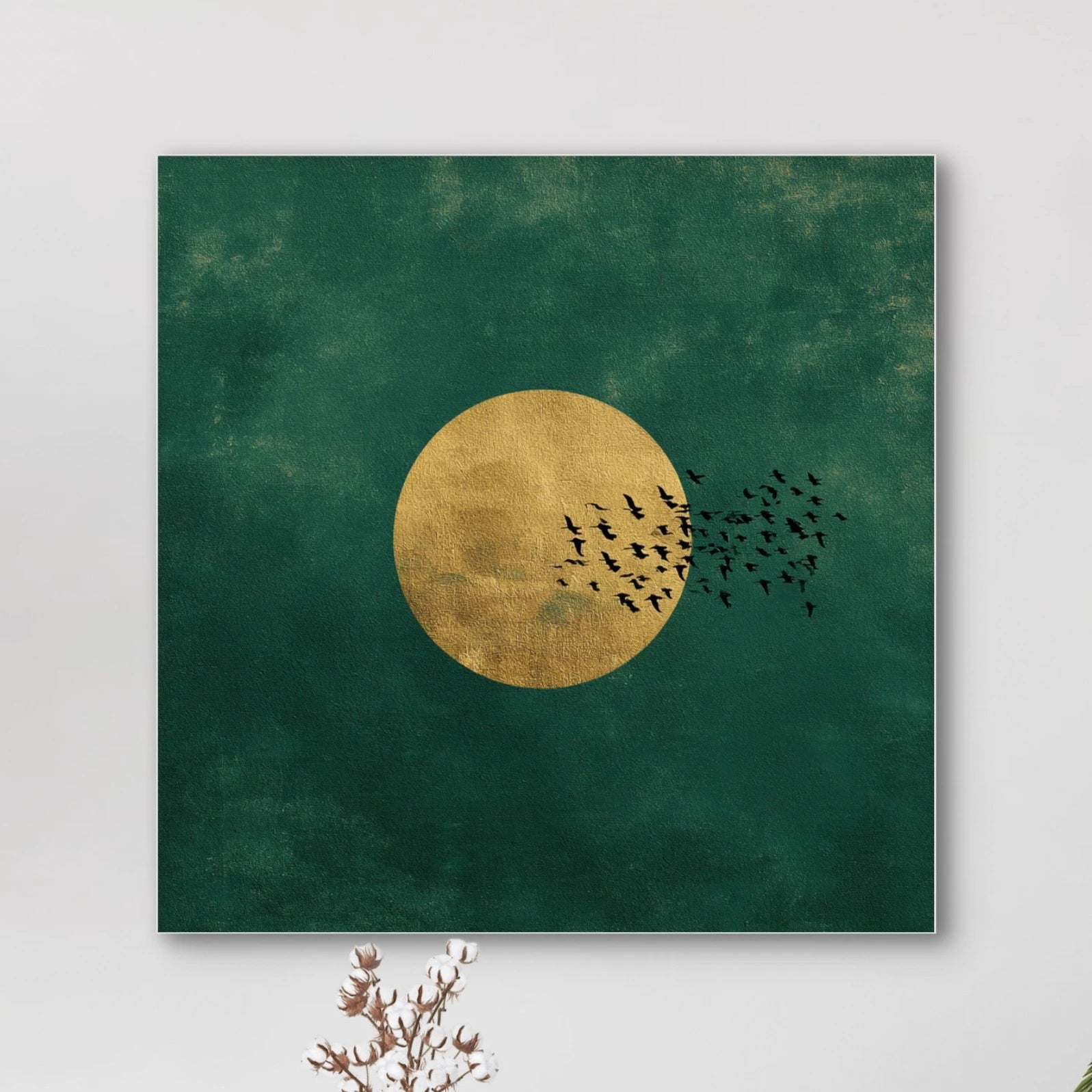 Detail van het kunstwerk Gouden Vlucht met gouden cirkel en zwarte vogels op een groene achtergrond.
