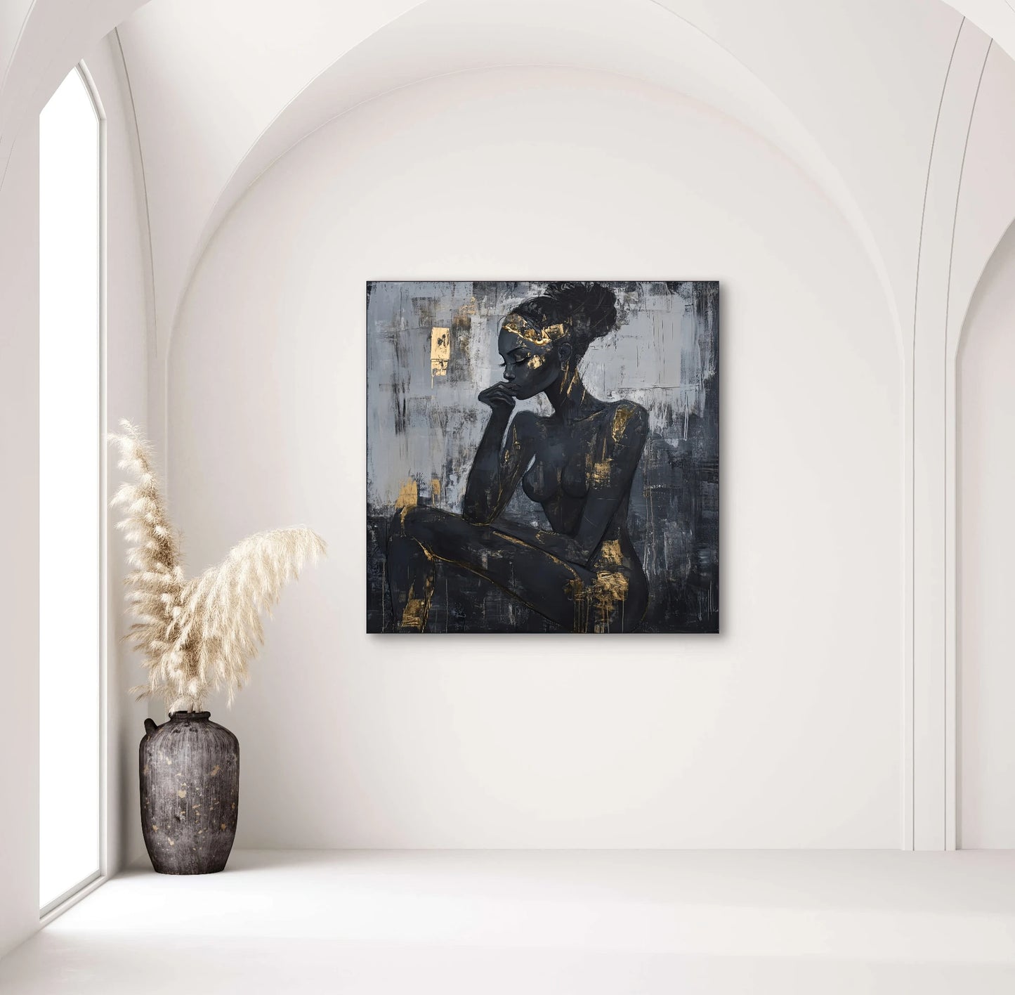 Textielkunstwerk Goud in Gedachten boven witte boogwand in serene ruimte met pampagras  
